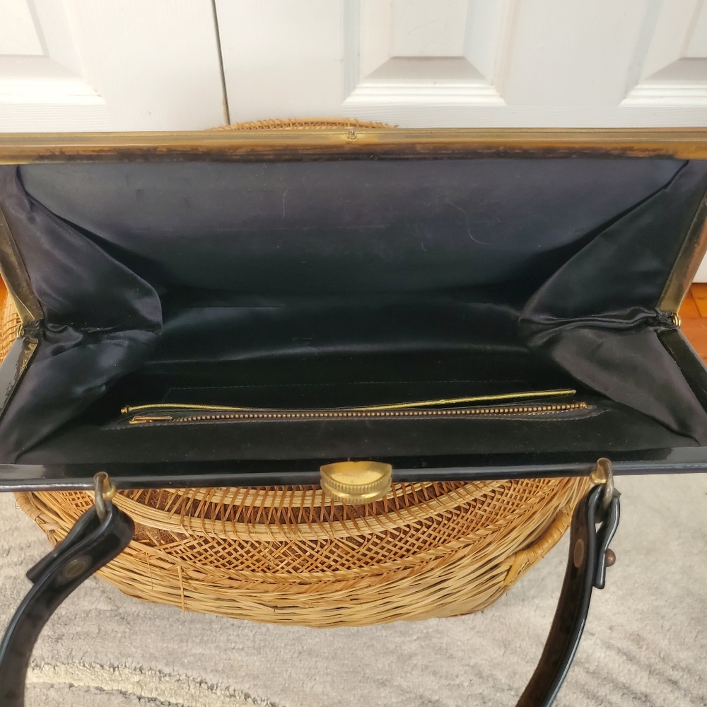 Vintage Black Wicker Frame Top Handbag Gold Leather Accents Kiss Lock Closure - Picture 6 of 11